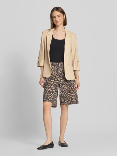 Frauenmodel trägt Relaxed Fit Blazer aus Viskose-Leinen-Mix Modell 'GOA' von Only in Beige, unifarben, Reverskragen, 3/4-Arm, Ganzkörperansicht von vorne.