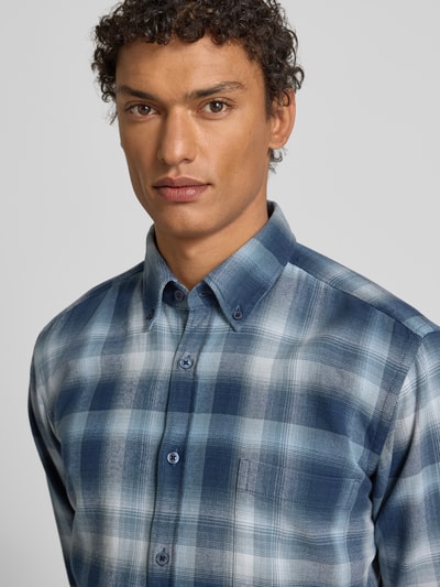 Męski model nosi Regular Fit Koszulę casualową z czystej bawełny Model 'RICKERT_M' od BOSS Orange, efekt: wielokolorowa kratka, kołnierzyk typu button down, listwa guzikowa jednorzędowa, kieszeń na piersi, wyhaftowane logo, długi rękaw, sportowe mankiety, materiał: bawełna, zdjęcie: zbliżenie górnej części ciała.