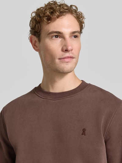 Männermodel trägt Regular Fit Sweatshirt aus reiner Baumwolle Modell 'BAARO' von ARMEDANGELS in Braun, glatte Struktur, Nahaufnahme Oberkörper, Herren Sweatshirt.