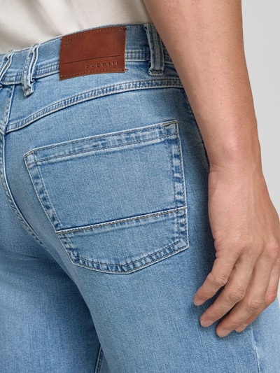 Männermodel trägt Straight Fit Jeans aus Baumwoll-Mix von bugatti in hellem Blau, sichtbares Label am Bund, Detailaufnahme Gesäßtasche. Elastischer Baumwoll-Mix, 5-Pocket-Design, Knopf- und Reißverschluss, Bundweite 43 cm, Innenbeinlänge 80 cm.