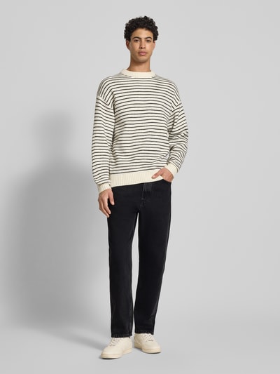 Męski model nosi Tapered Fit Jeans aus reiner Baumwolle Modell 'RUNNE' od Marc O'Polo Denim, kolor melanż, krój tapered fit, 5 kieszeni, średni stan, szerokość w rozmiarze 32/32: 42 cm, długość wewnętrzna nogawki: 73 cm, widok całej sylwetki z przodu.