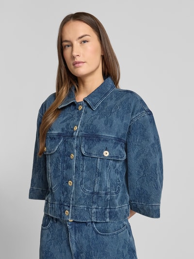 Frauenmodel trägt Relaxed Fit Jacke in Denim-Optik Modell 'Penn' von MOS MOSH, florales Allover-Stitching, reine Baumwolle, Nahaufnahme Oberkörper.
