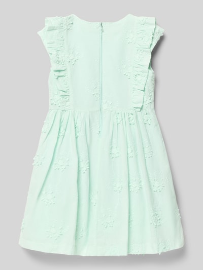 Mädchen trägt Tailliertes Freizeitkleid aus reiner Baumwolle von s.Oliver RED LABEL, Optik: Unifarben, Zier-Stickerei, knielang, Volants, Ganzkörperansicht Rückansicht.