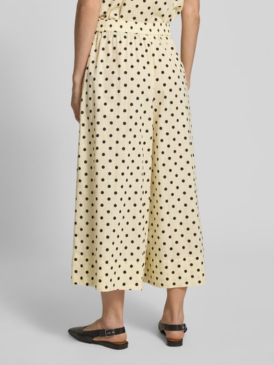 Frauenmodel trägt Culotte im Allover-Look Modell 'Nada' von My Essential Wardrobe aus reiner Baumwolle, cremefarben mit schwarzen Punkten, Wide Leg, elastischer Bund, Detailaufnahme Ganzkörperansicht Rückansicht.