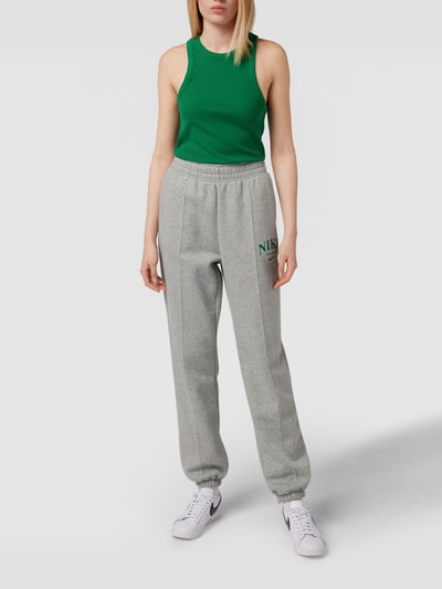 Nike Sweatpants mit Label-Print Dunkelgrau Melange 1