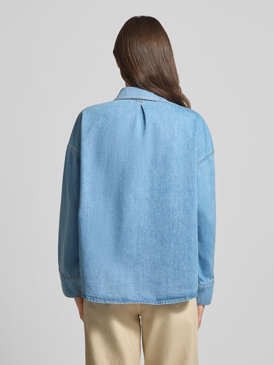 Vrouwenmodel draagt Jeansbluse mit überschnittenen Schultern van comma, lichtblauw, katoenmix, loose fit, rugaanzicht