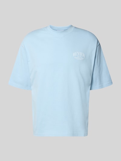 Produktfoto, T-Shirt mit Label-Detail von REVIEW in Hellblau, Reine Baumwolle, Lockerer-Schnitt, Rundhalsausschnitt, 1/2-Arm, Rückenlänge 68 cm bei Größe M.