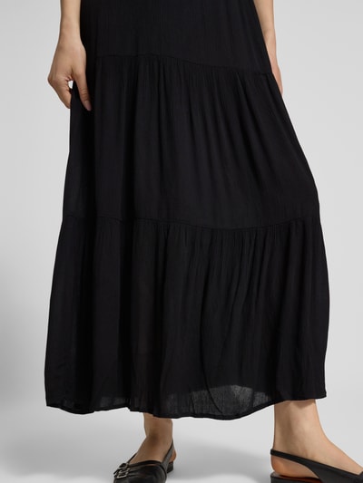 Frauenmodel trägt ausgestellten Damen Maxi-Rock aus reiner Viskose Modell 'MIKKA' von Only, Optik: Unifarben, Volants, Crinkle, Nahaufnahme Unterkörper.