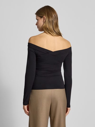 Vrouwenmodel draagt 'Slim Fit Langarmshirt aus Viskose-Mix' van Pieces, effen zwart, v-hals, lange mouw, stretch, slim fit, rug v-hals, label stitching, materiaal viscosemix. Volledige rugaanzicht.