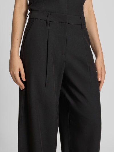 Frauenmodel trägt schwarze Slim Fit Anzughose mit Viskose-Anteil Modell 'BOSELLA' von PIECES, Damen Anzughose, Nahaufnahme Oberkörper.