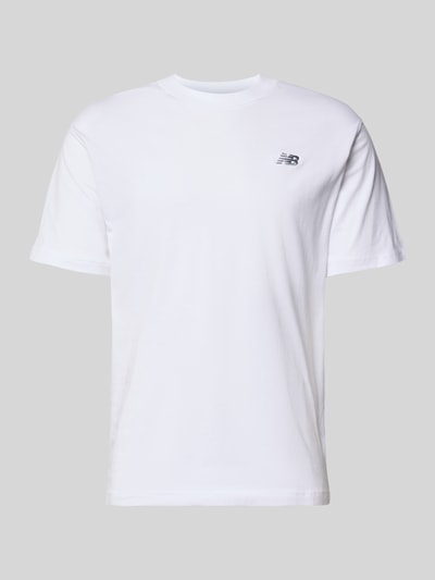 Produktfoto, T-Shirt mit Logo und Rundhalsausschnitt von New Balance, biała bawełna, krój regular fit, logo, długość tyłu w rozmiarze M: 74 cm