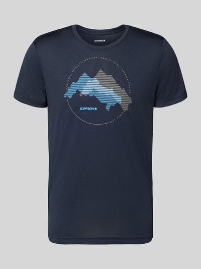 Produktfoto, Regular Fit T-Shirt mit Rundhalsausschnitt Modell 'Bearden' von Icepeak, Herren T-Shirt, Logo-Print, Rückenlänge bei Größe M 69 cm, dunkelblau, grafisches Bergmotiv, glatte Oberfläche.