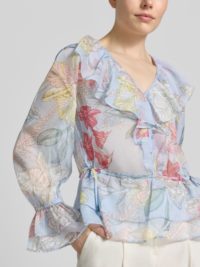 Frauenmodel trägt Regular Fit Bluse mit Volants und Trompetenärmeln von Comma, transparenter Allover-Look mit V-Ausschnitt, bunte florale Muster, Ganzkörperansicht von vorne.