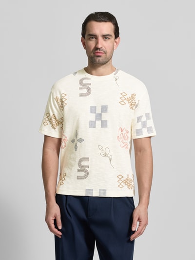 Męski model nosi Regular Fit T-Shirt mit Allover-Stitching od MCNEAL z bawełny, okrągły dekolt, długość tyłu 65 cm w rozm. M, Ganzkörperansicht von vorne.