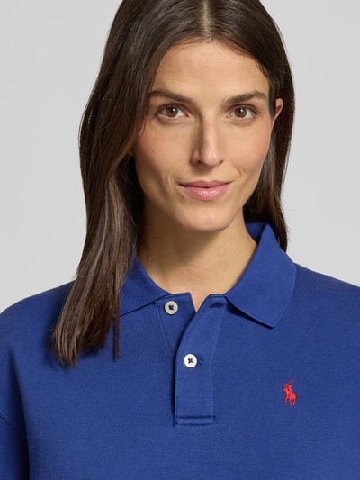 Frauenmodel trägt Regular Fit Sweatshirt aus Baumwoll-Mix von Polo Ralph Lauren in Unifarbe Blau mit Polokragen und Logo-Stitching, Nahaufnahme Oberkörper.