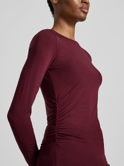 Kobiece modelka nosi Slim Fit Langarmshirt aus Lyocell-Mix model 'AVA' od VERO MODA w kolorze bordowym, widok na górną część ciała z przodu
