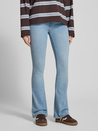 Frauenmodel trägt Flared Fit Jeans im 5-Pocket-Design von Review in hellblauem Baumwoll-Mix mit Knopf- und Reißverschluss, Ganzkörperansicht von vorne.