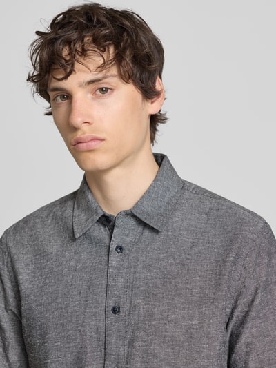 Männermodel trägt Regular Fit Freizeithemd mit Kentkragen Modell 'ABAN' von Blend, grau meliert, mit Knopfleiste, Nahaufnahme Oberkörper.