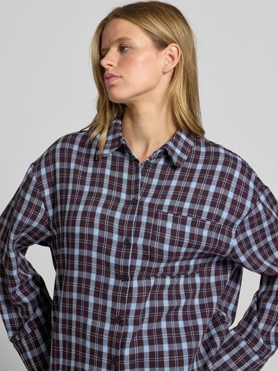 Vrouwenmodel draagt Relaxed Fit Hemdbluse aus Baumwoll-Mix Model 'Zoe' van NOISY MAY®, ruitpatroon, borstzak, met lange mouwen, overhemdkraag, knoopsluiting, ruglengte maat S 76 cm, mouwlengte maat S 59 cm, katoenmix, Ganzkörperansicht van voren.