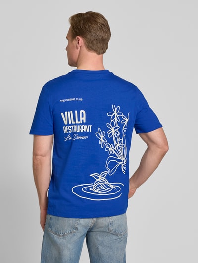 Männermodel trägt Herren T-Shirt mit Motiv-Print Modell 'EGEBJERG' von Casual Friday in Blau, Reine Baumwolle, Regular-Fit, Rundhalsausschnitt, Rückenlänge bei Größe M: 72 cm, Ganzkörperansicht Rückansicht.