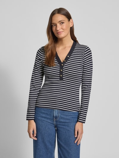 Kobiece model prezentuje Regular Fit Longsleeve mit Rüschenbesatz od zero, mieszanka bawełny elastycznej, dekolt w serek, ozdobne obszycie, długość tyłu w rozmiarze 36: 54 cm, widok na górną część ciała z przodu.