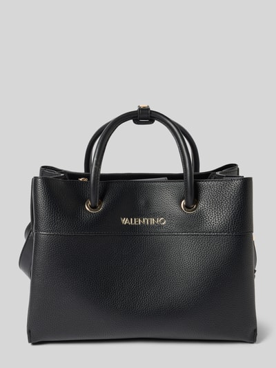 Produktfoto, Torebka z detalem z logo model 'ALEXIA' od VALENTINO BAGS, uchwyt, pasek na ramię, główna przegroda z zamkiem błyskawicznym, szerokie 35 cm, długość 26 cm, głębokość 15 cm, długość paska na ramię 123 cm, czarna faktura, minimalistyczny design