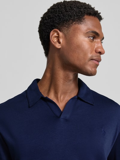 Männermodel trägt Slim Fit Poloshirt aus reiner Baumwolle von Polo Ralph Lauren in Dunkelblau mit glatter Struktur, Nahaufnahme Oberkörper, Herren Poloshirt von Polo Ralph Lauren