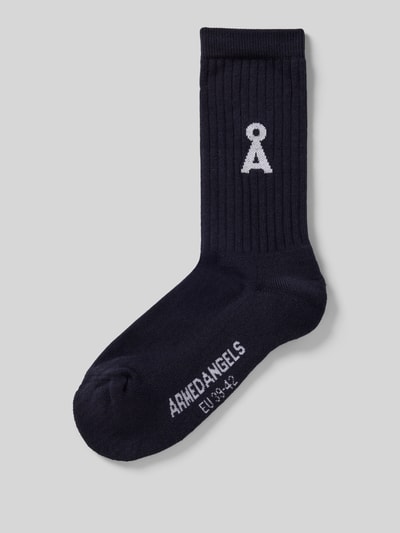 Productfoto, Sokken uit katoenmix model 'SAAMUS BOLD' van Armedangels, effen kleur, labelopschrift, logo detail, geribbelde boord, stretchmateriaal.