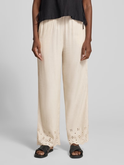 Vrouwenmodel draagt FREE/QUENT broek uit mix van viscose en linnen model 'Linus', ajourwerk, elastische band, tunnelkoord, relaxed fit, bandwijdte maat S 39 cm, binnenbeenlengte maat S 78 cm. Vooraanzicht, detailopname onderlichaam.