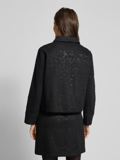 Frauenmodel trägt schwarze Jacke mit Pailletten Modell 'SHOW' von FREE/QUENT aus reiner Baumwolle, Regular Fit, Ganzkörperansicht Rückansicht.