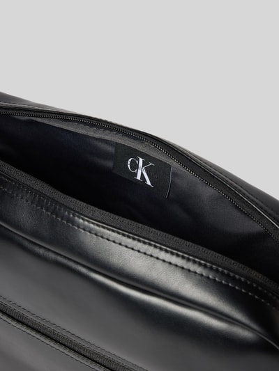 Produktfoto, schwarze Laptoptasche mit Label-Schriftzug Modell 'BOLD LOGO WEBBING LAPTOP' von CK Calvin Klein für Herren, glatte Oberfläche