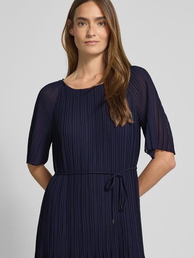 s.Oliver BLACK LABEL Getailleerde chiffon jurk met strikceintuur Marineblauw - 3