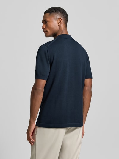 Männermodel trägt Slim Fit Poloshirt mit 1/2-Arm von OLYMP Level Five in Dunkelblau mit Zopfmuster, Baumwoll-Mix, Ganzkörperansicht Rückansicht.