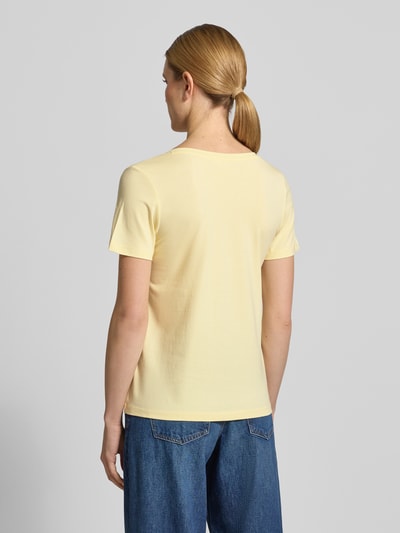 Kobiece model prezentuje damski t-shirt Regular Fit T-Shirt aus Baumwoll-Mix von s.Oliver RED LABEL, efekt: jednolity kolor, dekolt w serek, krótki rękaw, wykończenie materiału: dżersej, mieszanka bawełny, Ganzkörperansicht Rückansicht.