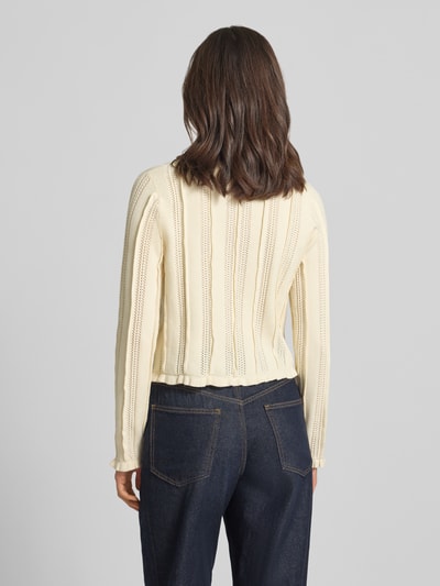 Frauenmodel trägt Strickjacke aus Viskose-Mix von Jake*s Collection in Creme mit Lochstickerei und Knopfleiste, Rückansicht Ganzkörperansicht.