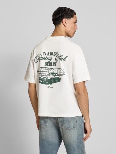 Männermodel trägt Regular Fit T-Shirt aus reiner Baumwolle Modell 'IN A RUSH' von PROHIBITED, Label-Stitching, Stehkragen, Rückenlänge 67 cm, Ganzkörperansicht Rückansicht.