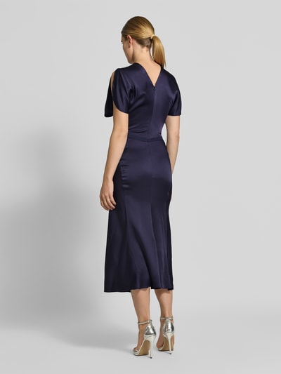 Frauenmodel trägt Midikleid mit Viskose-Anteil von Victoria Beckham in Dunkelblau, Satin-Optik, Körpernahe Passform, Rückansicht.