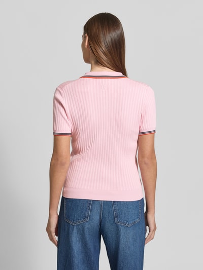 Frauenmodel trägt Slim Fit Poloshirt aus Viskose-Mix in Strick-Optik von Jake*s Casual in Rosa, kurzärmelig, Rückansicht Ganzkörperansicht.