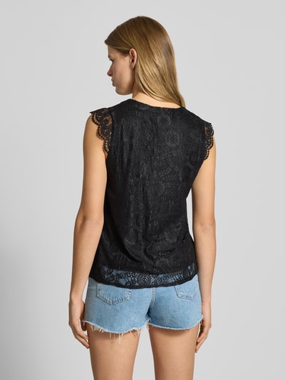 Vrouwenmodel draagt zwart Slim Fit Blusentop met Spitzenbesatz Modell 'OLLINE' van Pieces, bloemenkant, effen, rugaanzicht.