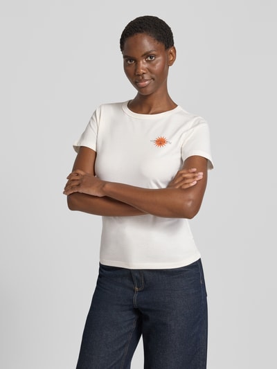 Frauenmodel trägt Regular Fit T-Shirt aus reiner Baumwolle Modell 'DELORIS_5' von HUGO, Damen T-Shirt, weiß, dezenter Print, Ganzkörperansicht von vorne.