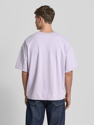 Männermodel trägt Herren T-Shirt mit überschnittenen Schultern Modell 'FAZY' von American Vintage aus Reine Baumwolle in Loose-Fit, Rückenlänge bei Größe M/L 70 cm, Rückansicht.