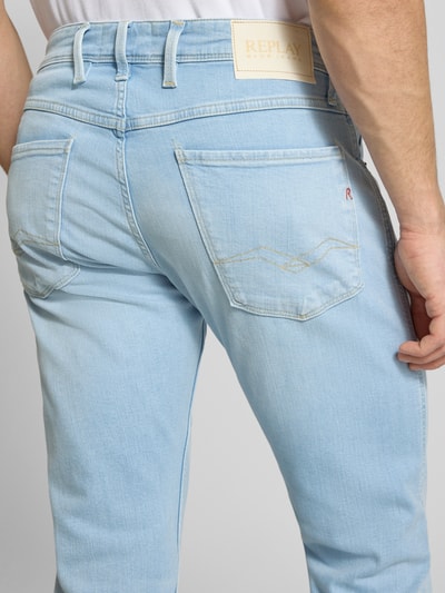 Mężczyznamodel nosi Slim Fit Jeans mit Eingrifftaschen Modell 'Anbass' od Replay, bawełna z domieszką elastanu, jasnoniebieski, szerokość w rozmiarze 32/32: 45 cm, długość nogawki wewnętrznej w rozmiarze 32/32: 82 cm, krój slim fit, widok całej sylwetki z tyłu.