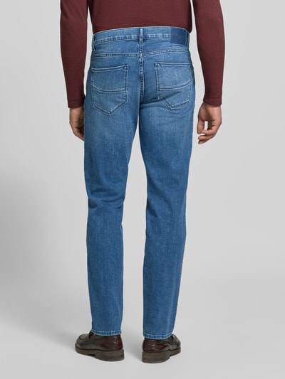 Männermodel trägt blaue Straight Fit Jeans aus Baumwoll-Mix Modell 'Cadiz' von Brax, glatte Textur, Herren Straight Fit Jeans, Ganzkörperansicht Rückansicht.