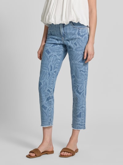 Kobiece model prezentuje Slim Fit Jeans im 5-Pocket-Design mit Fransensaum od Marc Cain z bawełnianego miksu ze stretchem, niebieski wzór, długość do kostki, szerokość w rozmiarze 36: 35 cm, długość wewnętrzna nogawki w rozmiarze 36: 66 cm, krój slim fit, widok całej sylwetki z przodu.