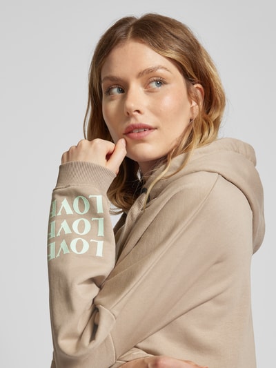 miss goodlife Hoodie mit Statement-Print Modell 'True Love' Sand 3