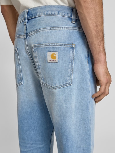 Männermodel trägt Jeans im Used-Look Modell 'Maitland Den' von Carhartt Work In Progress aus Reine Baumwolle, Relaxed-Fit, Detailaufnahme Rückansicht.