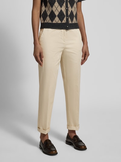 Männermodel trägt Slim Fit Chino aus Baumwoll-Satin von s.Oliver BLACK LABEL, jednolity kolor, krój slim fit, satynowa faktura, Ganzkörperansicht von vorne.