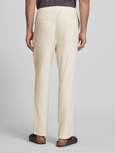 Mannelijk model draagt crèmekleurige broek uit mix van katoen en linnen, relaxed fit, model 'MAXIM' van Blend, elastische band, binnenbeenlengte 78 cm, bandwijdte 42 cm bij maat M, productfoto, volledig lichaam achteraanzicht.