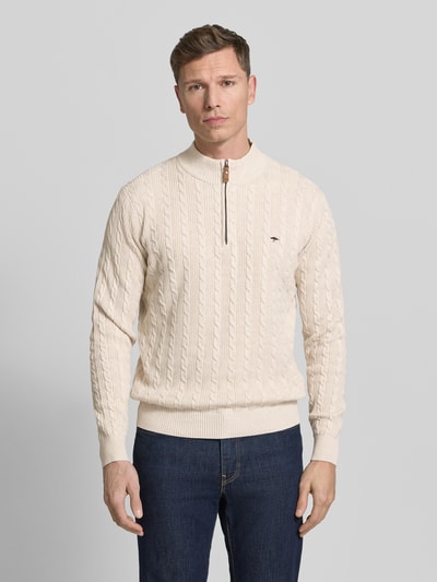 Männermodel trägt Strickpullover mit kurzem Reißverschluss van Fynch-Hatton in crème, katoen, regular fit, geribbelde boorden, voorkant, bovenlichaam.