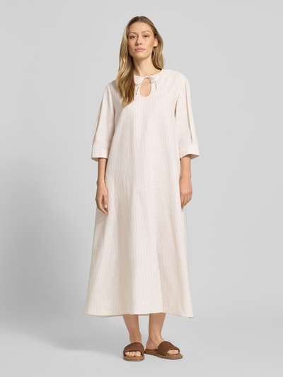 Frauenmodel trägt helles Midikleid aus Leinen-Baumwoll-Mix mit Schlüsselloch-Ausschnitt und 3/4-Arm, Wide-Fit, Modell 'MEMO' von MM by Max Mara, feine Struktur, Ganzkörperansicht von vorne. Rückenlänge bei Größe 36: 126 cm, Brustweite: 50 cm, Ärmellänge: 40 cm.